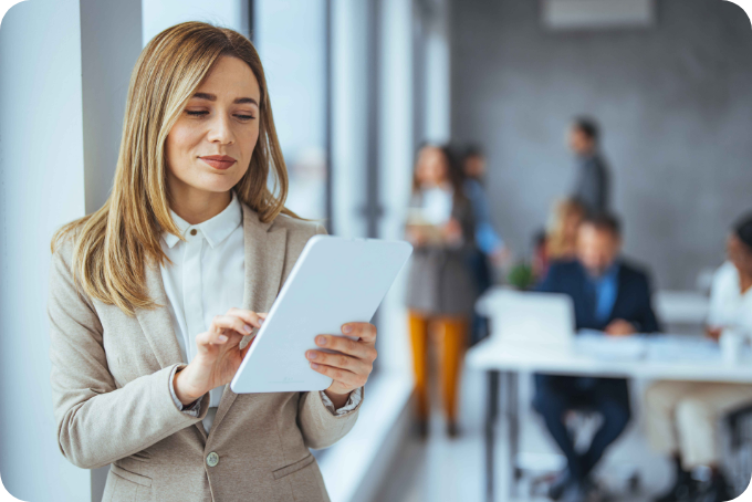 técnica de RH consulta software de gestão de benefícios dos colaboradores no tablet